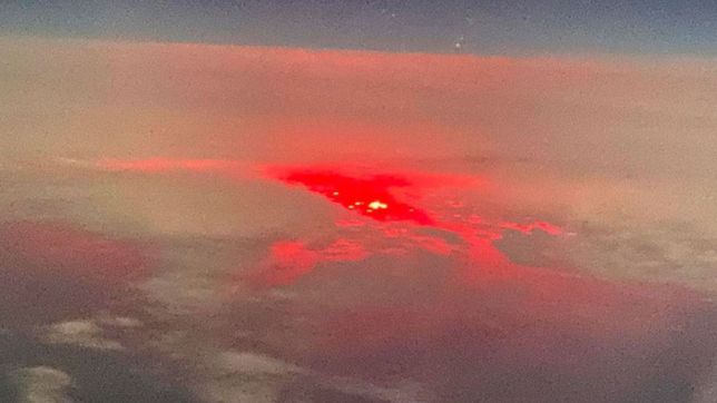 un extrano y misterioso resplandor rojo causo sorpresa sobre el oceano atlantico