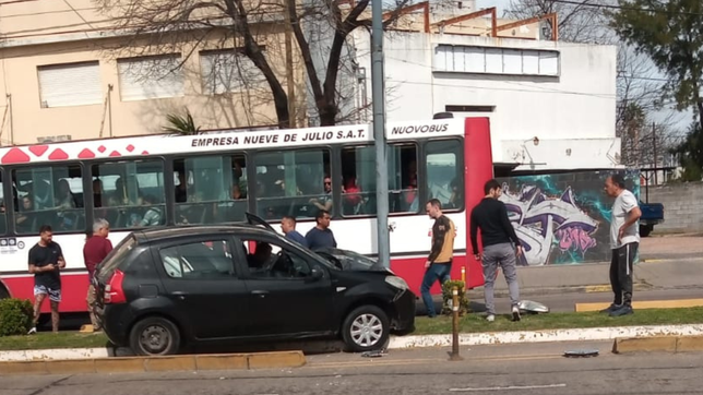 un automovilista intento esquivar a otro auto, se llevo puesta la bicesenda y termino arriba de la rambla