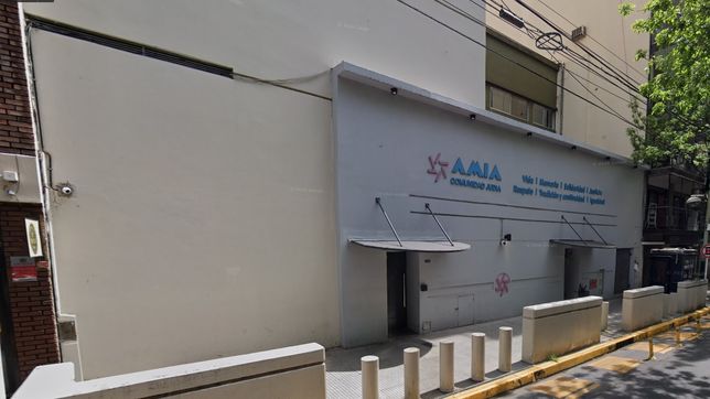 un joven platense fue detenido por realizar pintadas en el frente de una sede de la amia