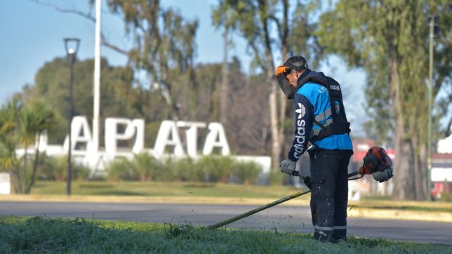 desplegaron un operativo para acondicionar la rotonda de ingreso a la plata