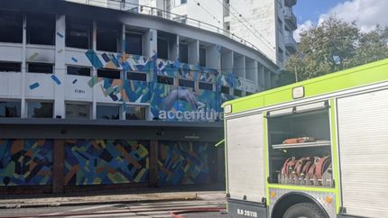 Fuego y tensión en el edificio de Accenture ubicado en pleno centro de La Plata