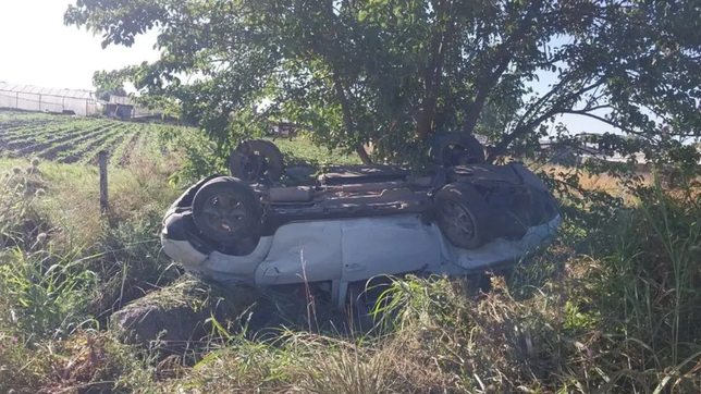su mujer le dio un mate mientras manejaba, volco su camioneta y murio