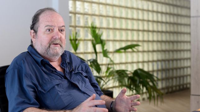 premiaran al herpetologo de la unlp que capturo a la piton perdida del zoo de la plata