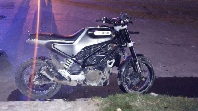 choco contra un auto, lo internaron y termino preso porque la moto era robada