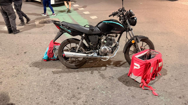 un repartidor de pedidos de la plata ya choco contra un auto y termino en el hospital