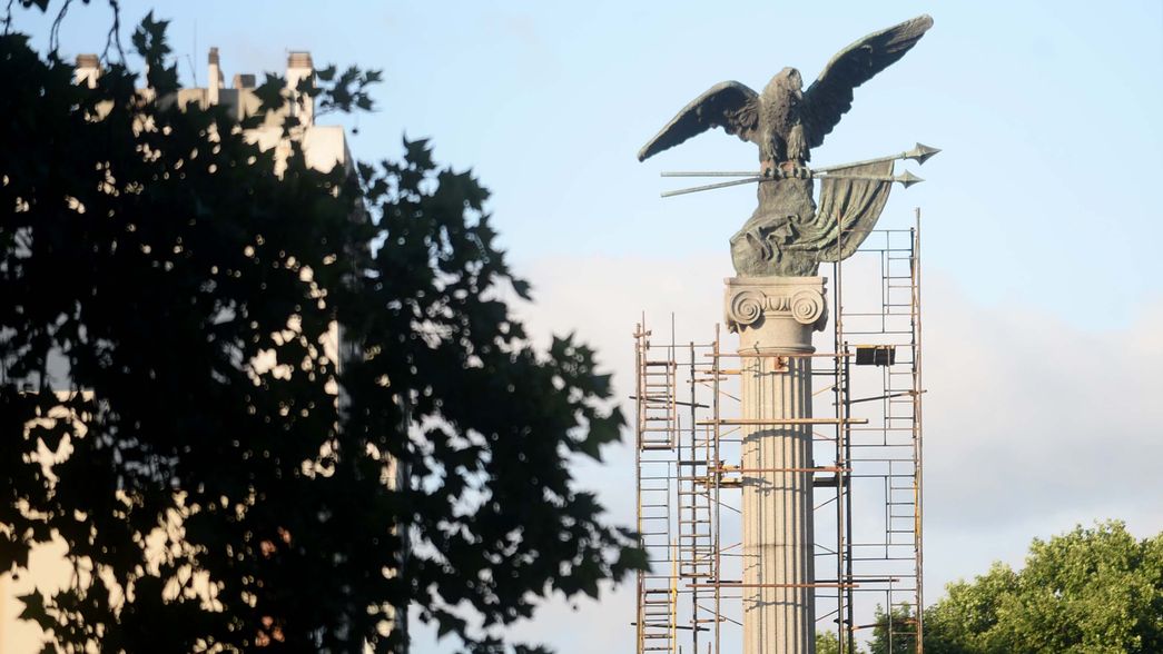 Arrancaron las obras en Plaza Italia y avanza el traslado del histórico monumento del águila