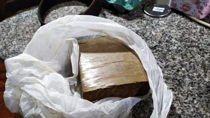 Un chico de 14 años baleado, policías atacados y droga incautada en un barrio de La Plata
