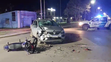 Un motociclista resultó herido tras chocar con un auto en plena avenida 7