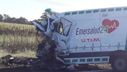 Siete muertos en un choque frontal entre una camioneta y una ambulancia