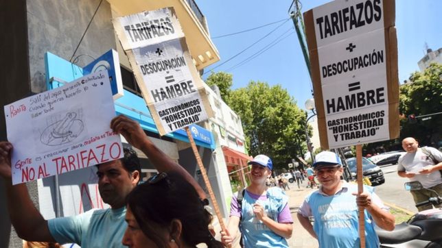 vecinos coparon la puerta de camuzzi para juntar firmas contra el aumento de la tarifa