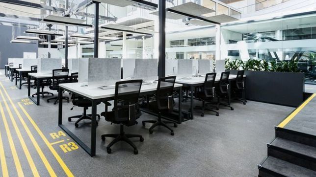 las empresas podran exigirle a empleados vacunados que vuelvan a sus lugares de trabajo