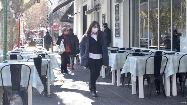 canon, permisos y fecha limite: piden informes por los decks en bares y restaurantes