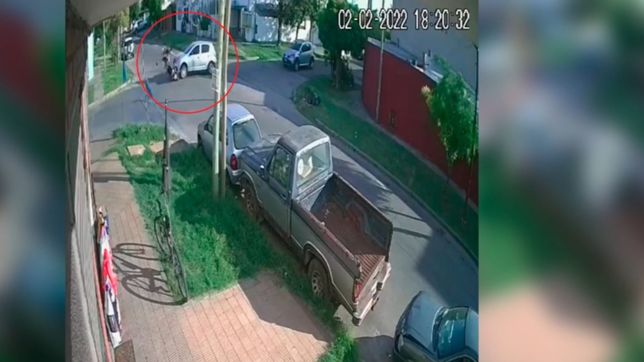 video: dos motociclistas volaron por el aire tras un fuerte accidente en la plata