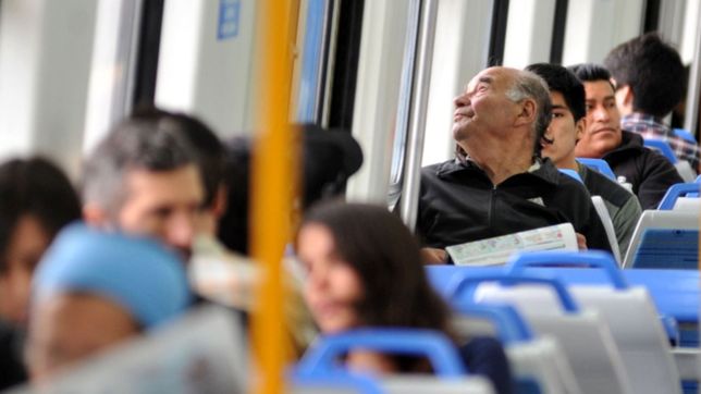 el desopilante truco de un joven para vengarse de los pasajeros ruidosos en el tren roca
