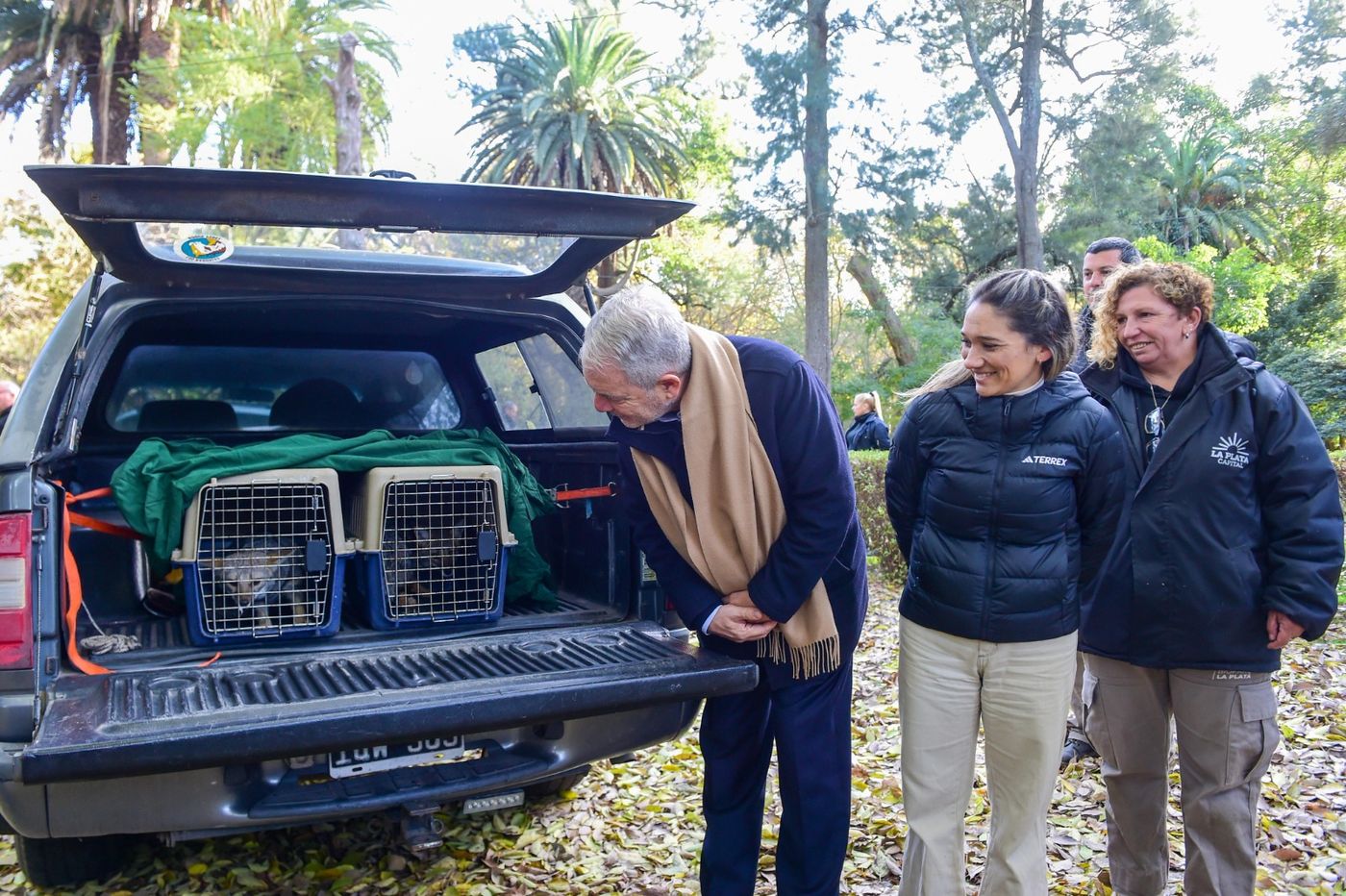 Julio Alak acompa&ntilde;&oacute; la liberaci&oacute;n de dos zorras grises rehabilitadas por el Bioparque de La Plata en el Paisaje Protegido Arroyo El Pescado