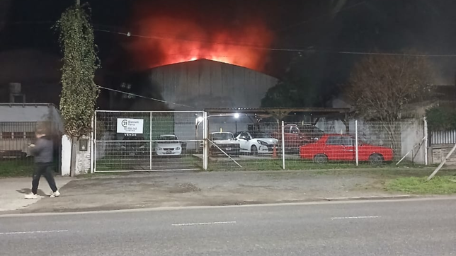 incendiaron una agencia de autos en medio de una trama de deudas y amenazas