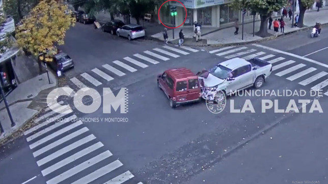 una camioneta paso en rojo en pleno centro de la plata y causo un violento choque