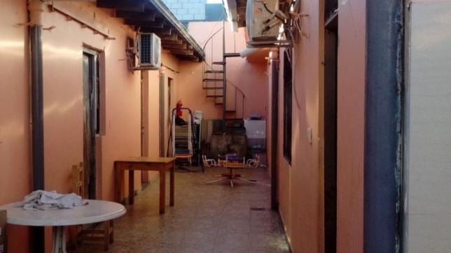 tension en un jardin de barrio hipodromo: salto una reja y rapto a su hijo de un ano
