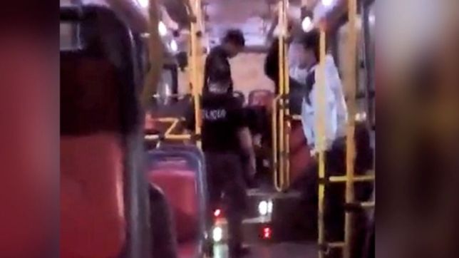 video: asi detuvieron al ladron que subio a un micro e intento robar con un arma de juguete