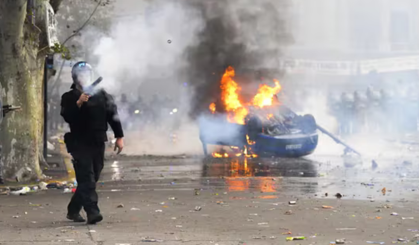 Auto quemado frente al Congreso.png