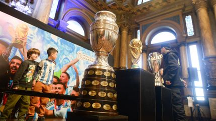 La pasión por los trofeos de Scaloneta hizo vibrar a los fanáticos en La Plata