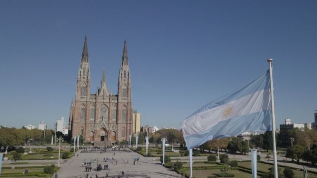 el cielo, la virgen y la casa real: ¿por que la bandera argentina es celeste y blanca?