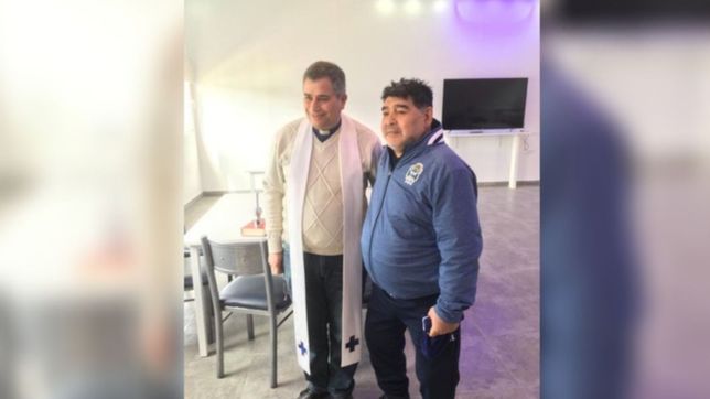 batallas, fotos y agua bendita, el detras de escena del cura que bendijo a diego