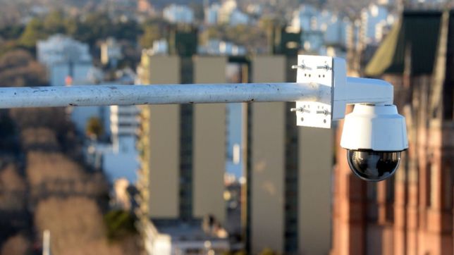 refuerzan la seguridad con camaras y luces led en altos de san lorenzo