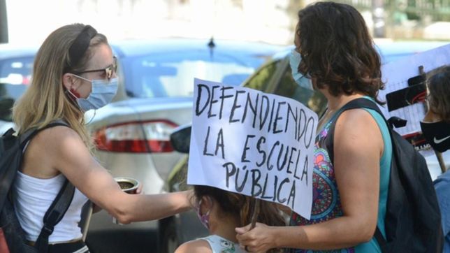 familias y docentes del normal 1 protestaron con un bocinazo frente a la escuela