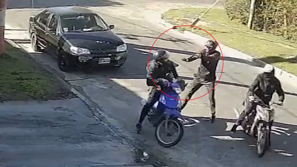 Motochorros asaltaron a un joven en Ringuelet a plena luz del día y huyeron en su vehículo