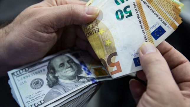 por primera vez en 20 anos, el euro y el dolar llegaron a valer lo mismo