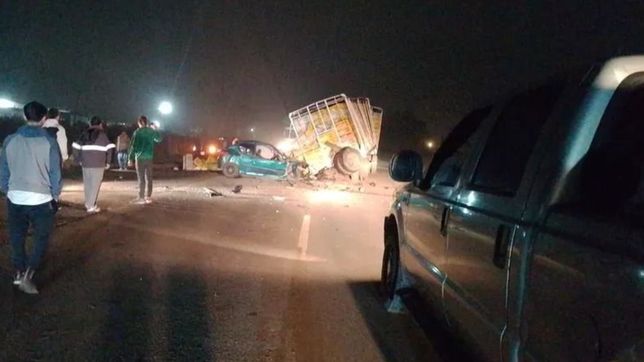 un joven lucha por su vida tras chocar en auto con un camion en las afueras de la plata