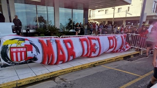 los hinchas de estudiantes coparon mar del plata para recibir al plantel