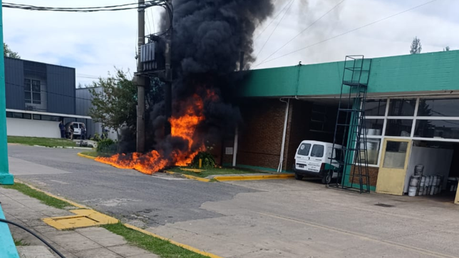 tension en ensenada por un incendio en la zona industrial
