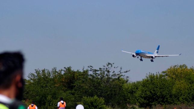 este mediodia llega a moscu el nuevo vuelo de aerolineas