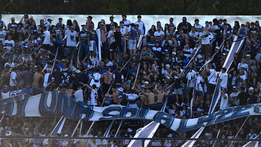 Detuvieron al hincha del Lobo que le tiró desde la tribuna un martillo a Falcón Pérez