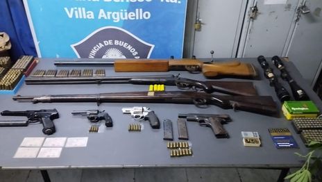 Amenazó con arma a un hombre que pasaba por su casa, lo allanaron y tenía un arsenal