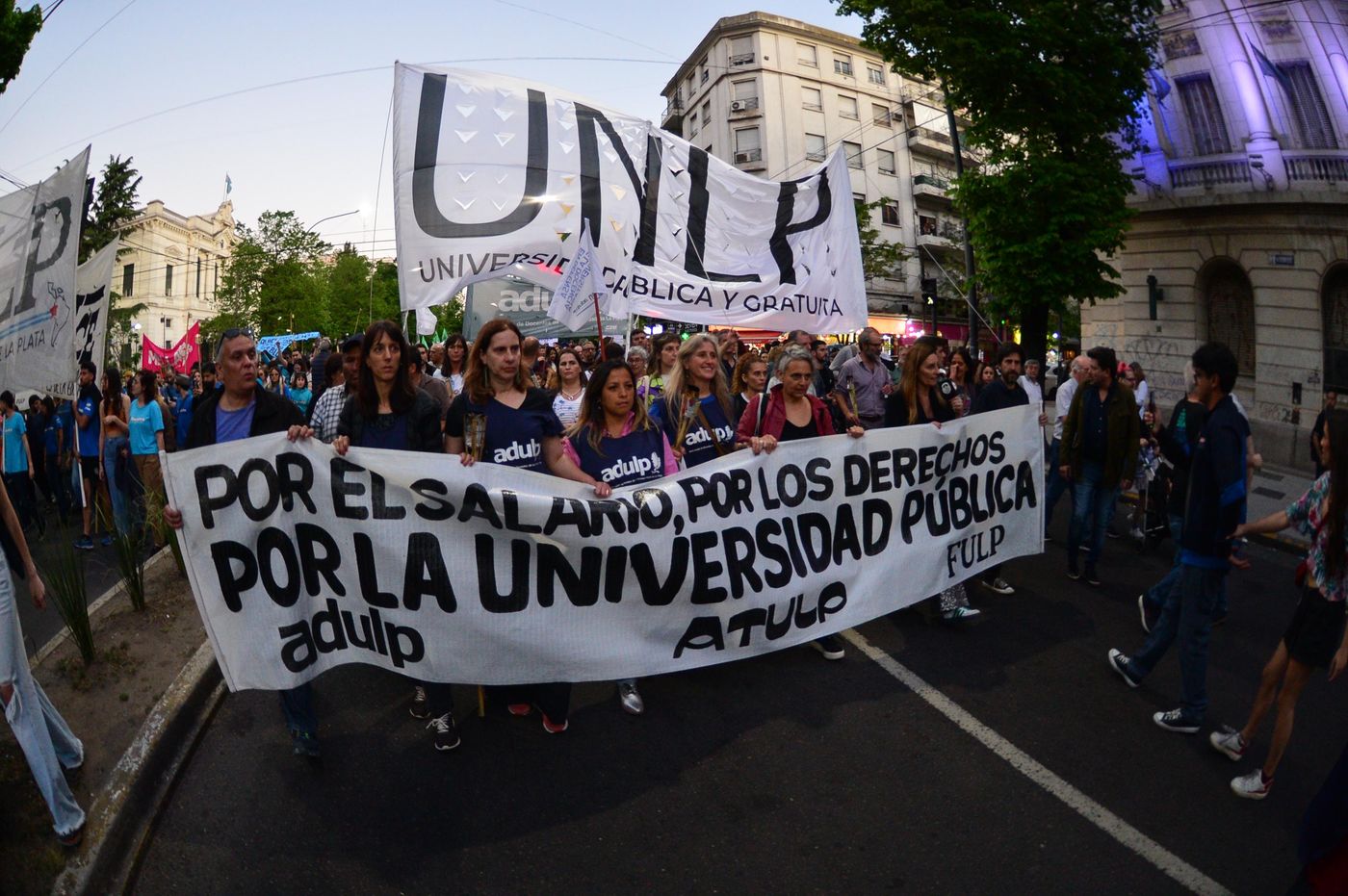 Marcha de antorchas de la UNLP (6).jpeg