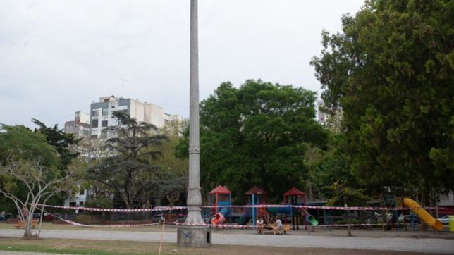 una columna de alumbrado aparecio vallada en plaza moreno y desconcerto a los vecinos