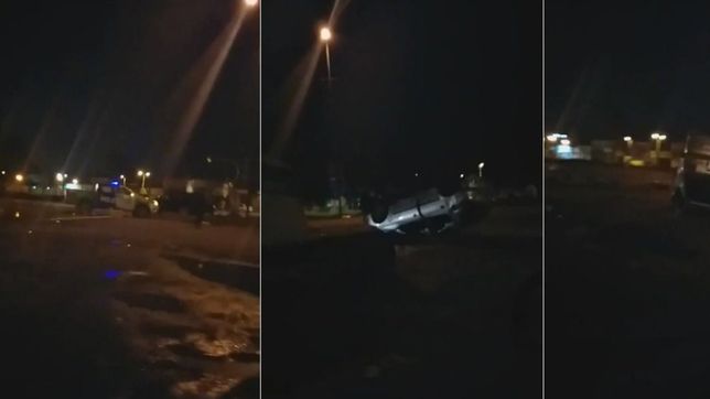 video: perdio el control del auto, choco contra un semaforo y termino volcando