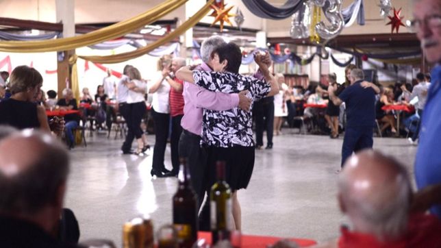 una noche de tango en el salon de la plata que vuelve al pasado todos los martes