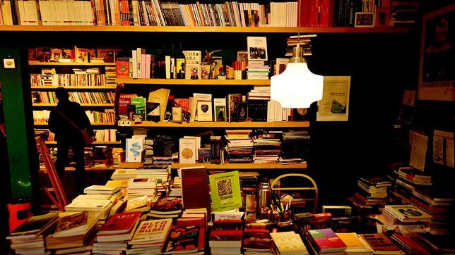 una historica libreria de la plata se muda y deja atras una esquina emblematica