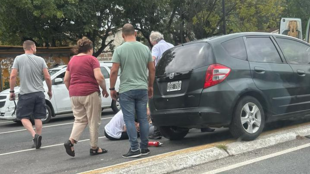 Fuerte choque entre auto y moto en Camino Centenario