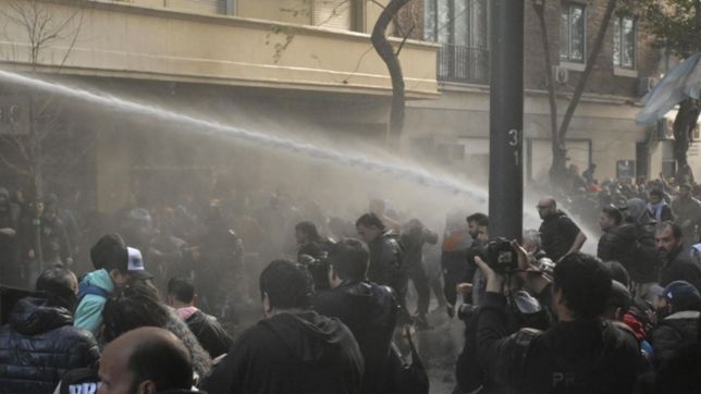 video: asi actuaron los hidrantes para dispersar a manifestantes kirchneristas