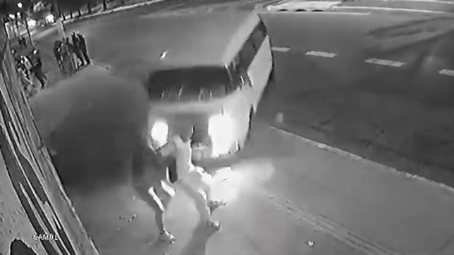 video: una combi atropello y mato a una mujer embarazada que caminaba por la vereda