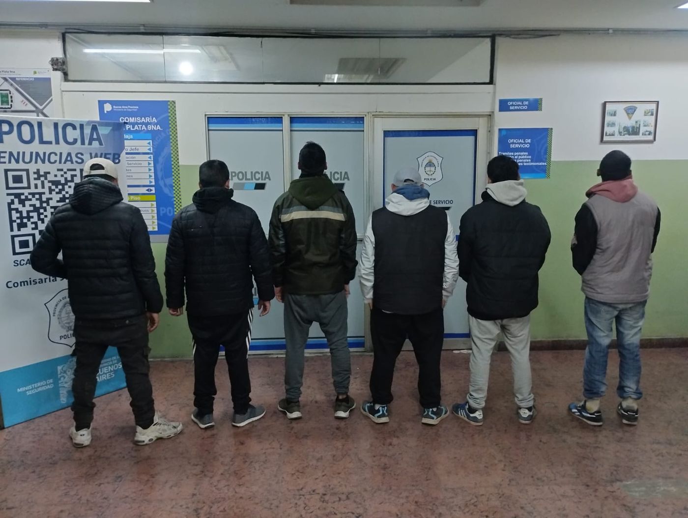Seis trapitos fueron detenidos en las inmediaciones del estadio de UNO. Seis trapitos fueron detenidos en las inmediaciones del estadio de UNO.