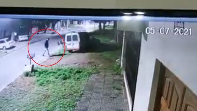 video: paso caminando por al lado de una camioneta, le saco la bateria y escapo