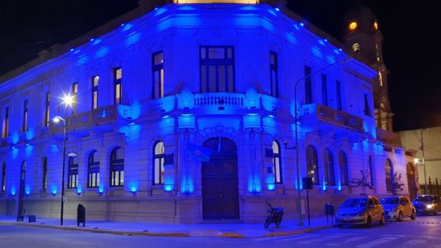 secco ilumino de celeste la municipalidad de ensenada para recordar a nestor kirchner