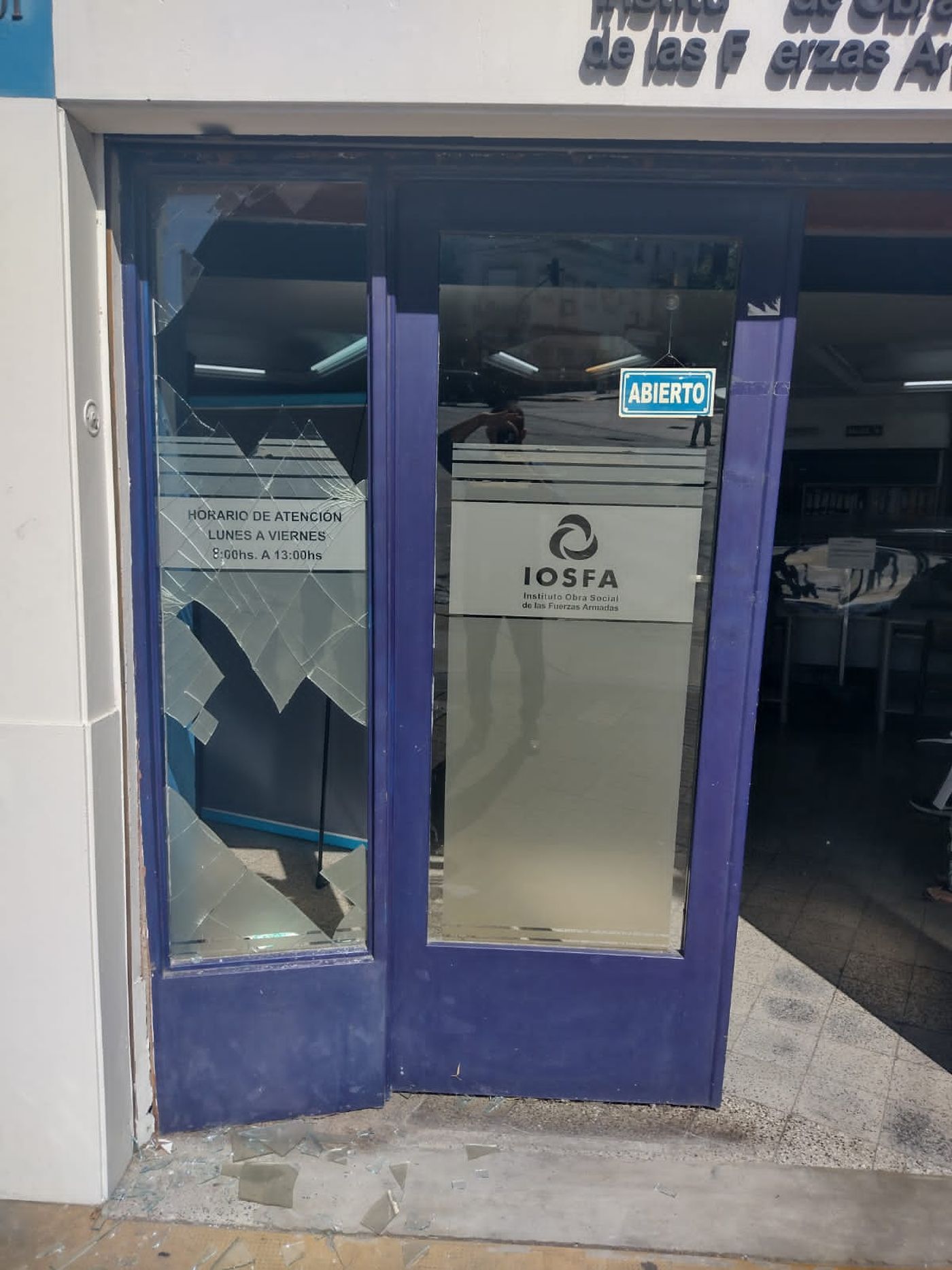 La puerta del IOSFA sede La Plata luego del accidente. La puerta del IOSFA sede La Plata luego del accidente.