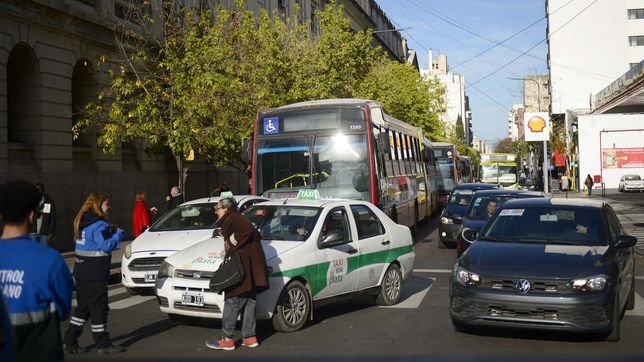 caos de transito y demoras por los cortes en las plazas italia y rocha